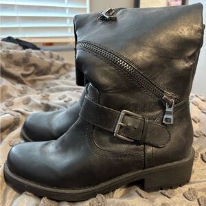 Stylish Black Boots 👢